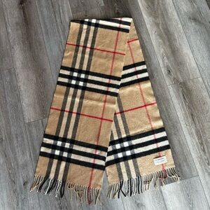 Authentic Burberry large scarf in cashmere (tiny hole)